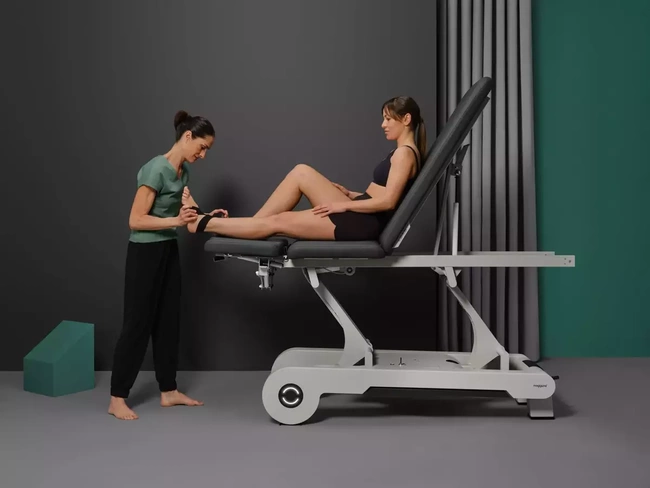 Łóżko NAGGURA® N'RUN EVO7 podświetlane z podłokietnikami Twinlift®, składanymi podłokietnikami bocznymi i podgrzewanym materacem  | tapicerka czarna | LIMITED EDITION