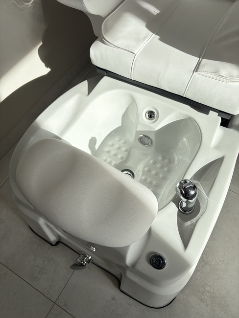 Fotel podologiczny WEELKO® CALN SPA elektryczny z brodzikiem i masażem powietrznym & Shiatsu