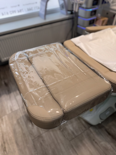 Pokrowiec PCV ochronny na okolice nóg / Osłona PCV na fotel kosmetyczny lub leżankę